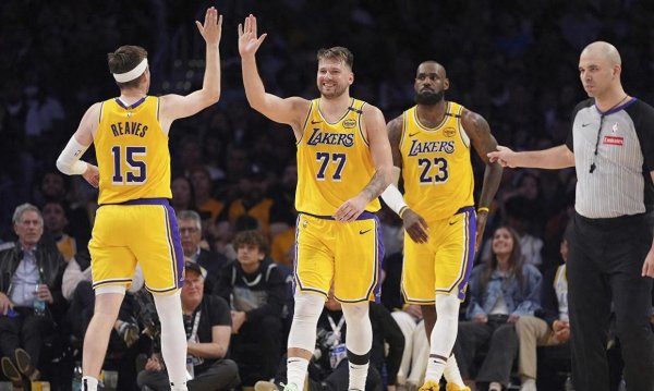 股票配资平台下载 13-3秒变7-8！这就是湖人的本质，伪强队标签已被钉死